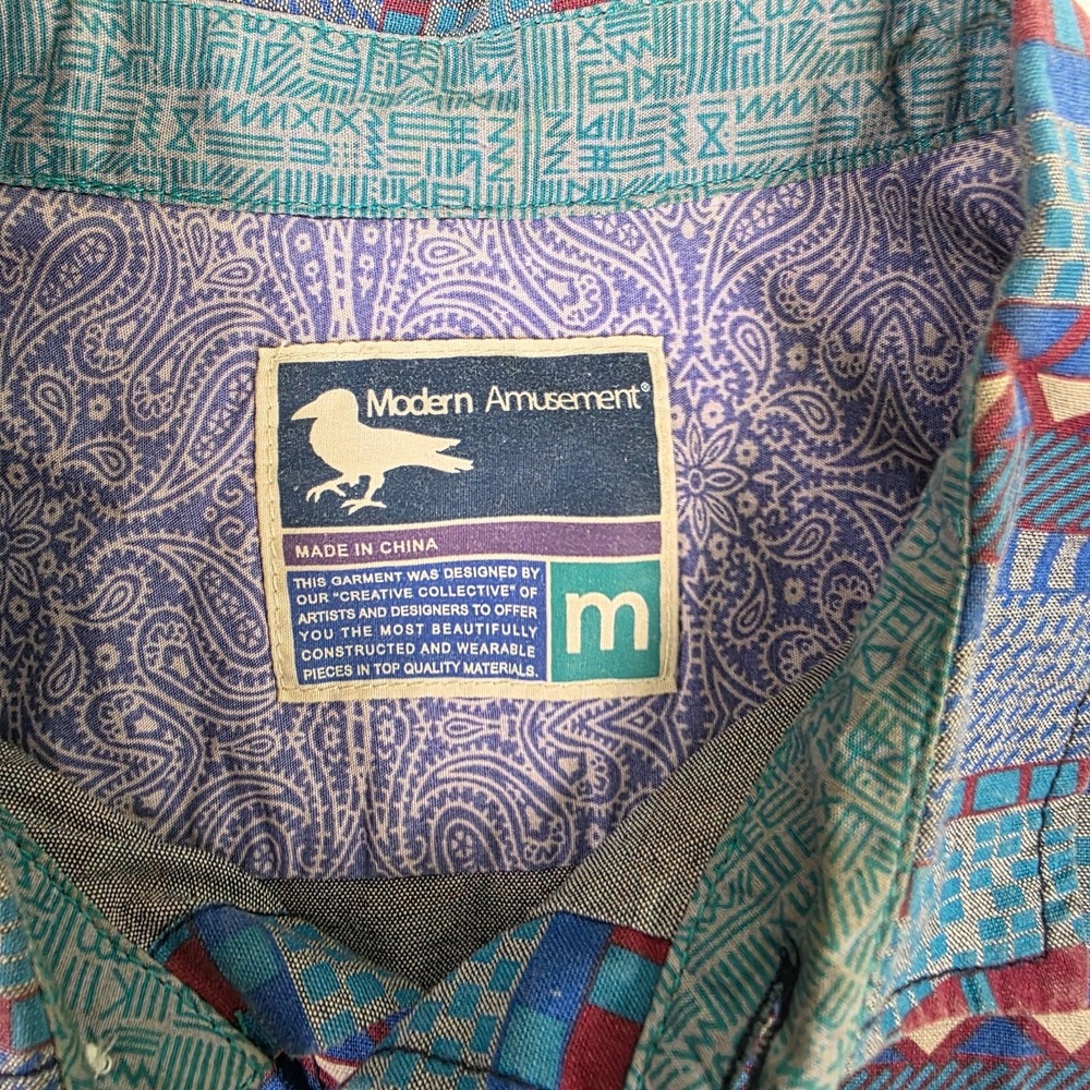 Modern Amusement Men's Medium Button Up Shirt Geometric Tribal Pattern - Picture 4 of 8